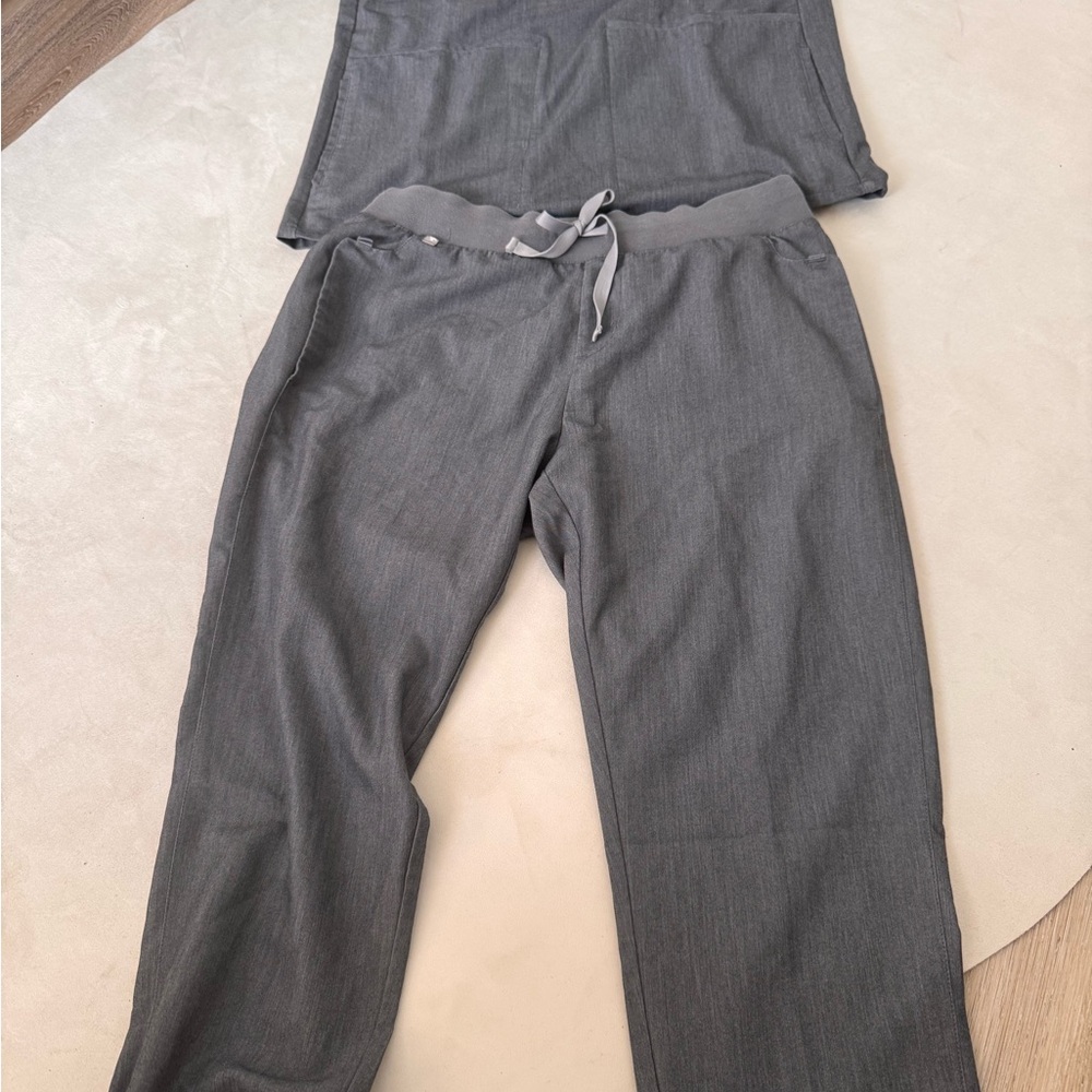 Figs Technical Collection Gray Top - Picture 10 of 10